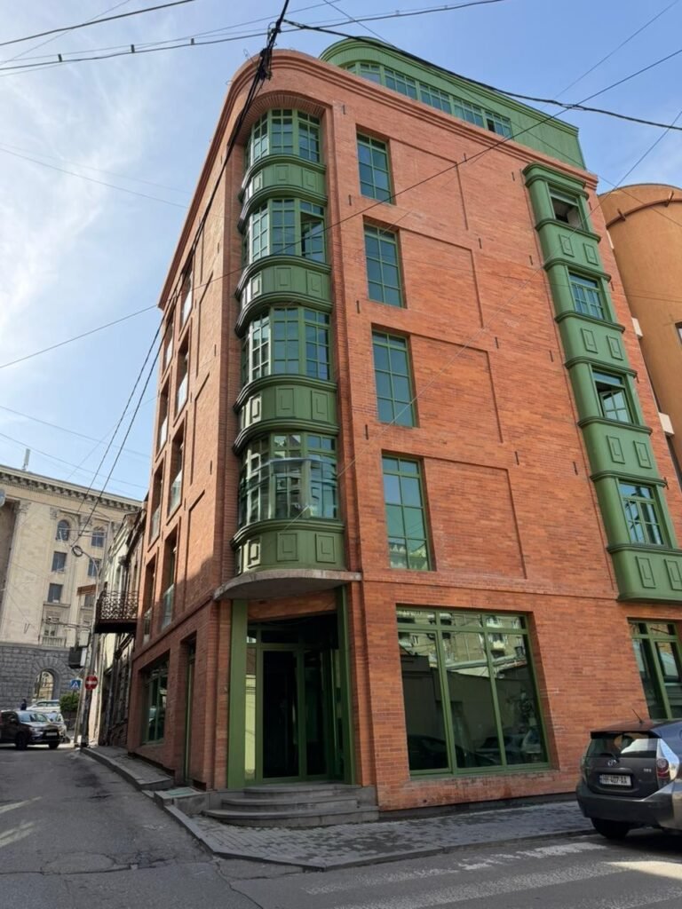 ქირავდება 7-სართულიანი დამოუკიდებელი ბიზნეს-ცენტრი ვერაზე, ქუჩიშვილის ქუჩა