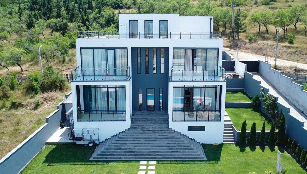 იყიდება 600 კვ.მ ექსკლუზიური ვილა აუზით ვაკეში | TbilisiKey