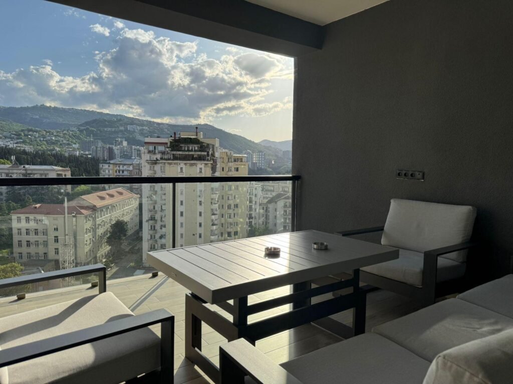 ქირავდება 2 ოთახიანი ბინა ვაკეში