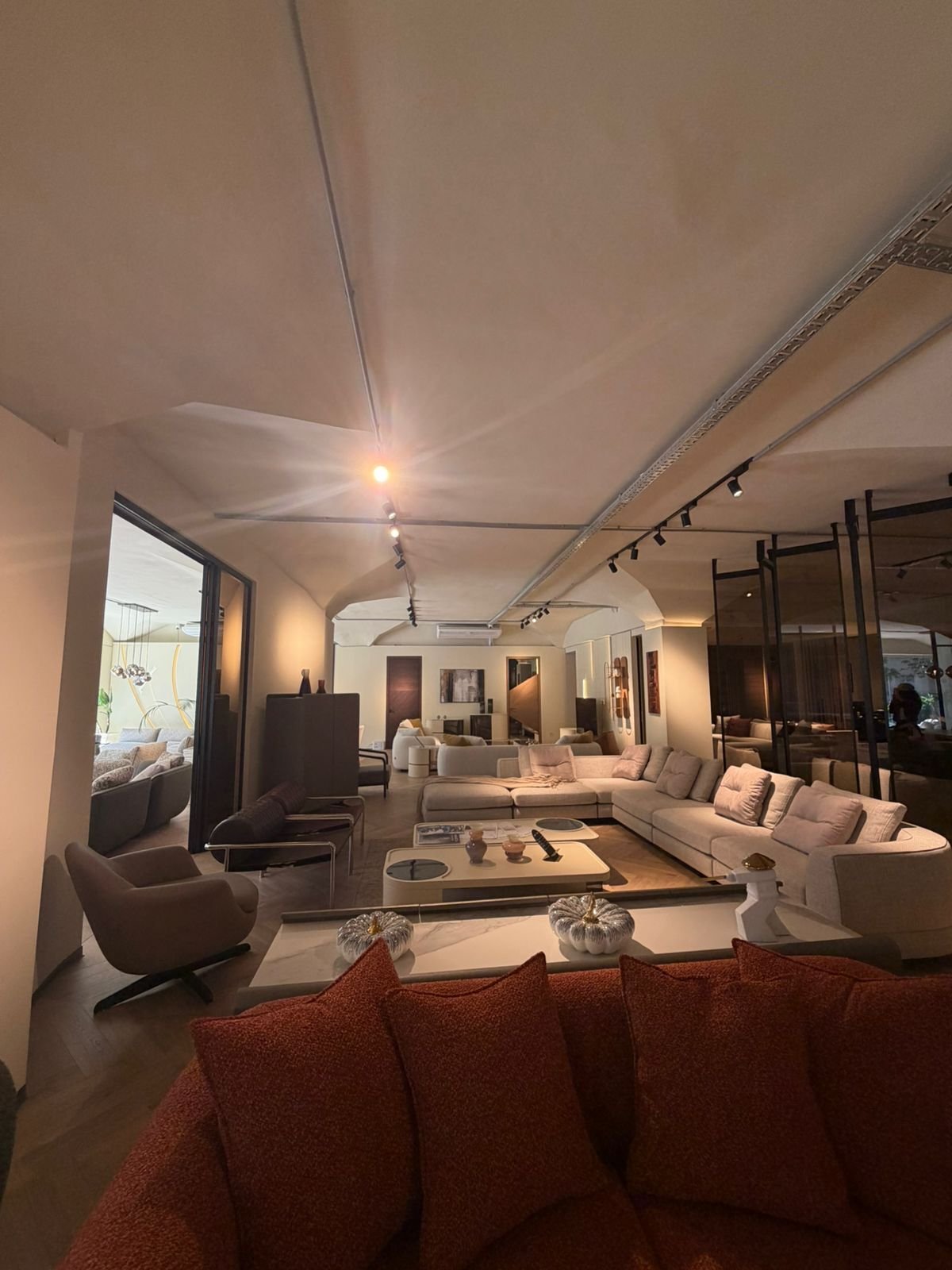 ქირავდება უნივერსალური კომერციული ფართი საბურთალოზე